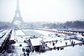 Snow Comes to Paris