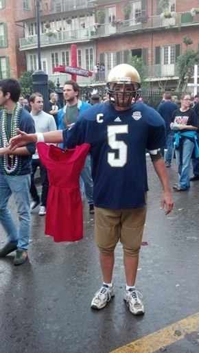 Manti Arrives to the Festival With His Girlfriend