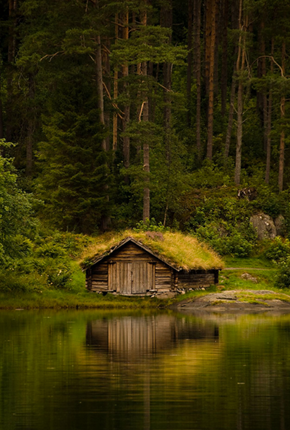 This Norwegian Boathouse Blends Right in to its Surroundings