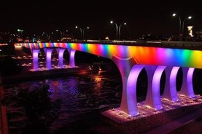 Minneapolis's 35W Bridge Lights up for the Night