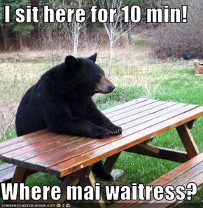 I sit here for 10 min!  Where mai waitress?