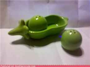Peas in a Pod  Salt and Pepper shakers